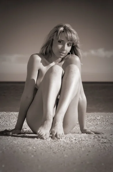Ασπρόμαυρο πορτρέτο του ξανθιά γυναίκα γυμνή στην παραλία — Φωτογραφία Αρχείου