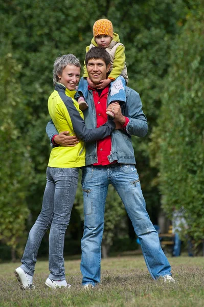 Familie im Park — Stockfoto