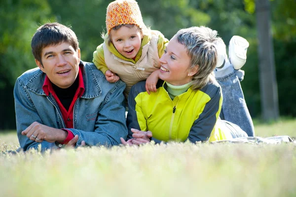 Familie im Park — Stockfoto