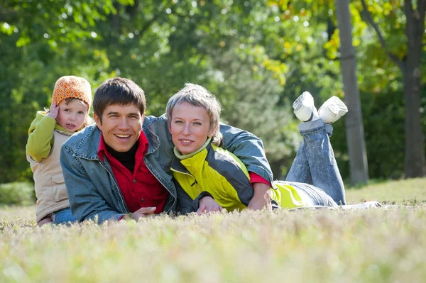 Familie im Park — Stockfoto