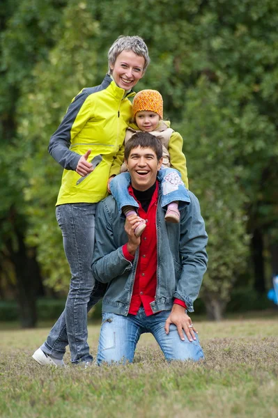 Familie in het park — Stockfoto