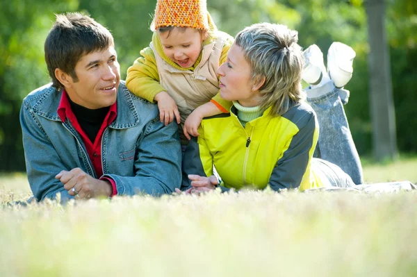 Familie in het park — Stockfoto