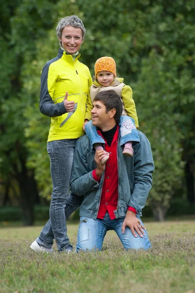 Familie in het park — Stockfoto