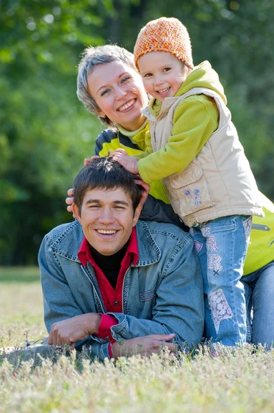 Familie in het park — Stockfoto