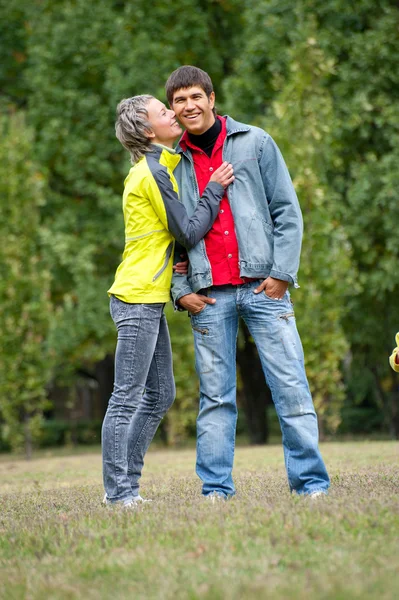 Famiglia nel parco — Foto Stock