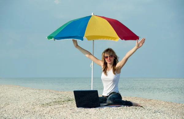 Mädchen mit Laptop am Strand — Stockfoto