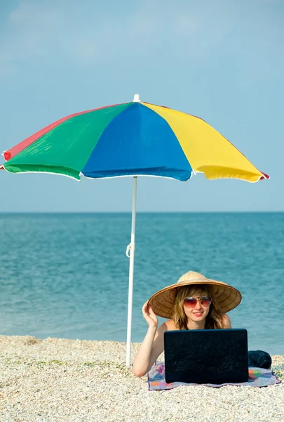 Girl with laptop on the beach — Stock Photo, Image