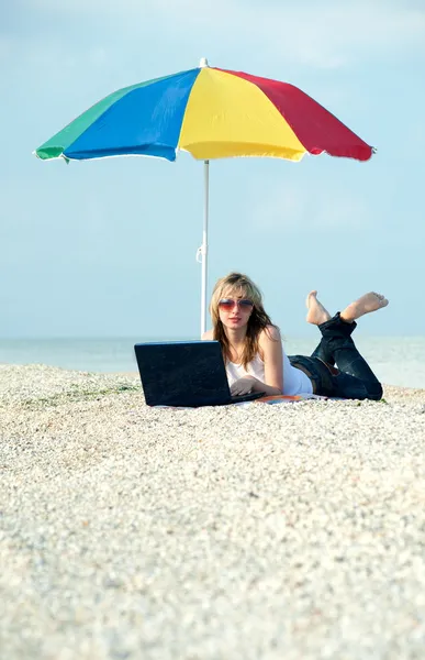 Mädchen mit Laptop — Stockfoto