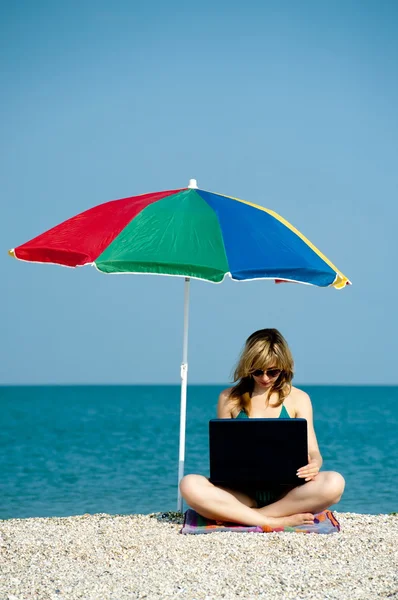 Girl with laptop on the beach — Stock Photo, Image