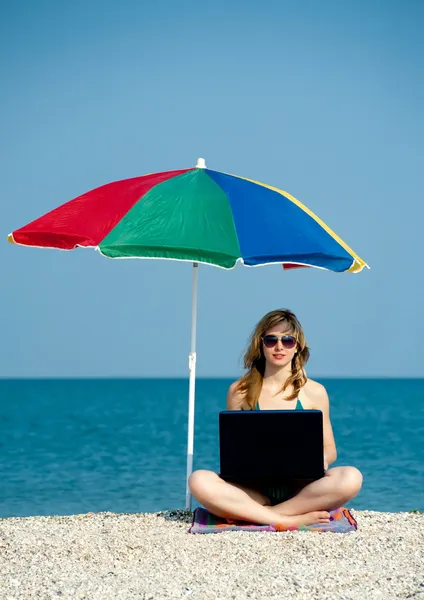 Flicka med laptop på stranden — Stockfoto