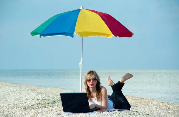 Mädchen mit Laptop — Stockfoto