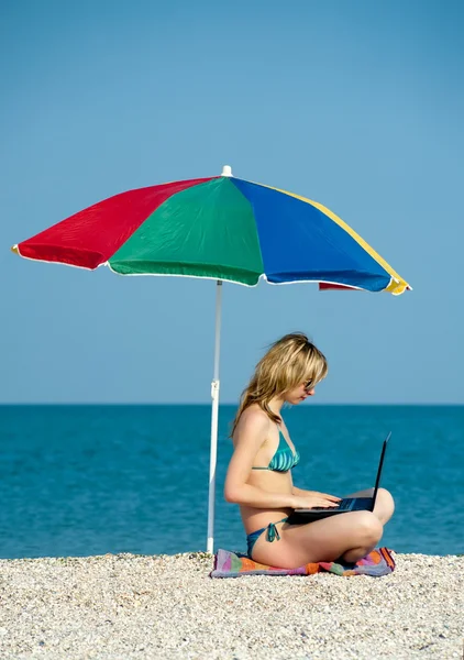 Κορίτσι με το laptop στην παραλία — Φωτογραφία Αρχείου