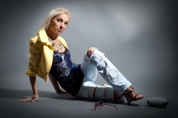 Blond meisje in ongelijke jeans — Stockfoto