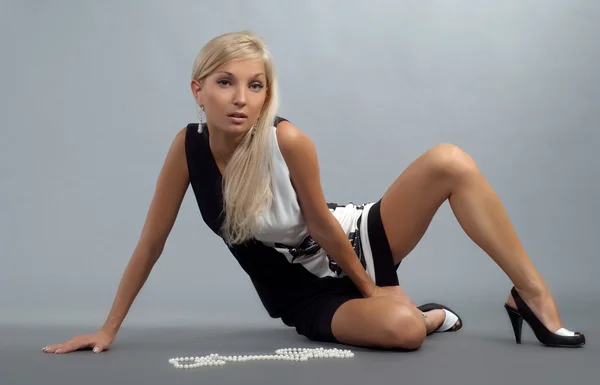 Sexy blondes Mädchen mit Perlenkette — Stockfoto