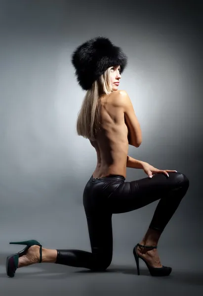 Menina loira posa topless em chapéu de pele — Fotografia de Stock