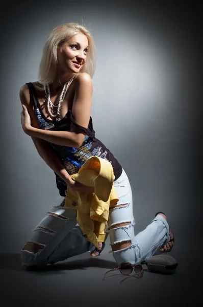 Blond tjej i trasiga jeans — Stockfoto