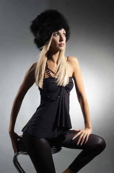 Ragazza bionda in cappello di pelliccia — Foto Stock