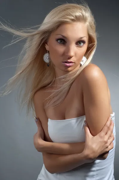 Blond meisje in witte jurk — Stockfoto
