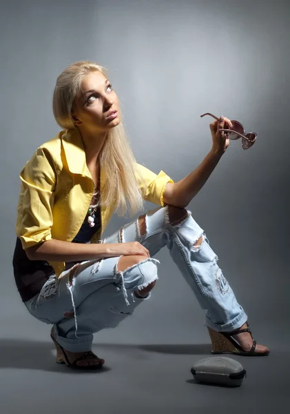 Blond dziewczynka w poszarpane jeansy — Zdjęcie stockowe