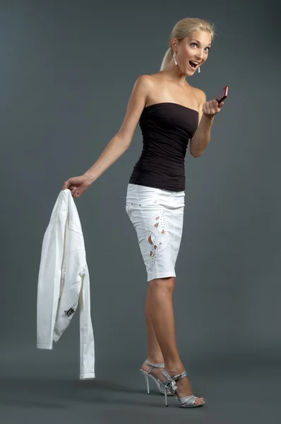 Ragazza bionda con cellulare — Foto Stock