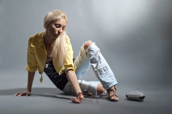 Blond girl in ragged jeans — Stock Photo, Image