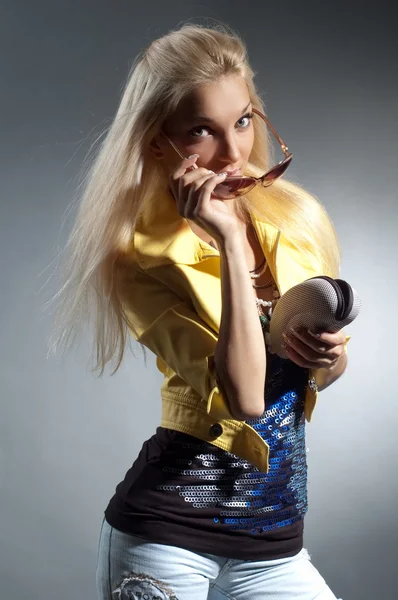 Blond meisje in ongelijke jeans — Stockfoto