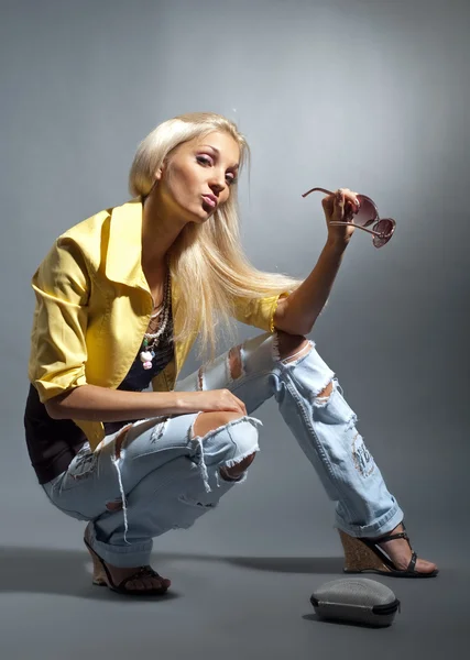 Fille blonde en jean déchiqueté — Photo