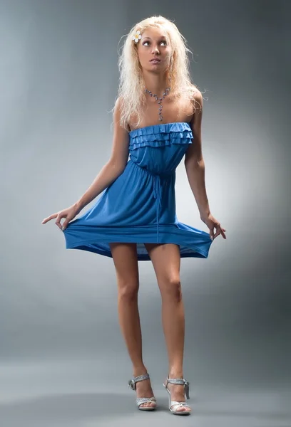 Pose rubia en vestido azul — Foto de Stock