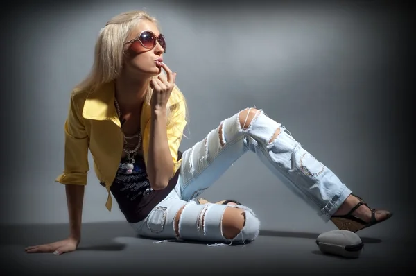 Blond tjej i trasiga jeans — Stockfoto