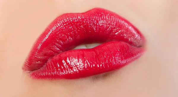 女性の顔 唇のクローズ アップのフラグメント — ストック写真