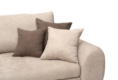 Beyaz arka planda yastıkları olan bej bir kanepe parçası, izole edilmiş, yakın plan.