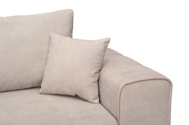 Beyaz arka planda yastıkları olan bej bir kanepe parçası, izole edilmiş, yakın plan.