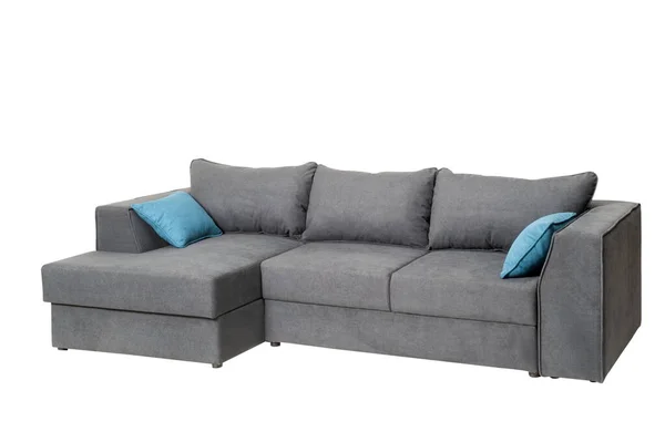 白い背景に2つの青い枕を持つ大きな灰色のソファは 隔離されています — ストック写真