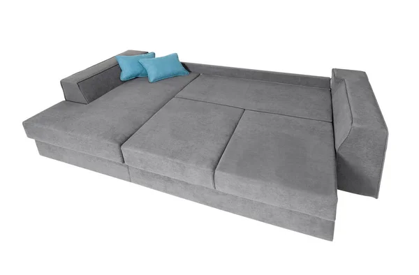 白い背景に2つの青い枕を持つ大きな灰色のソファは 隔離されています — ストック写真