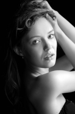 Siyah arka planda güzel ve seksi bir kızın portresi.