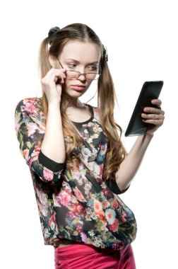 Beyaz bir arka plan izole poz güzel seksi esmer kız