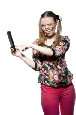 Beyaz bir arka plan izole poz güzel seksi esmer kız