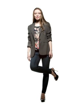 Beyaz bir arka plan izole poz güzel seksi esmer kız