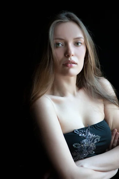 Siyah Arka Planda Güzel Seksi Bir Kızın Portresi — Stok fotoğraf