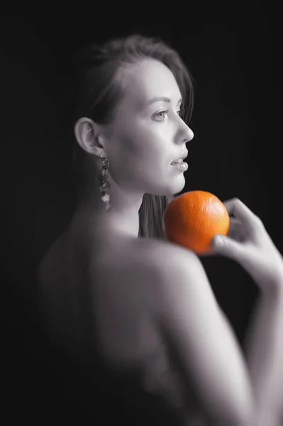 色彩艳丽的性感女孩与橙色背景的肖像 — 图库照片