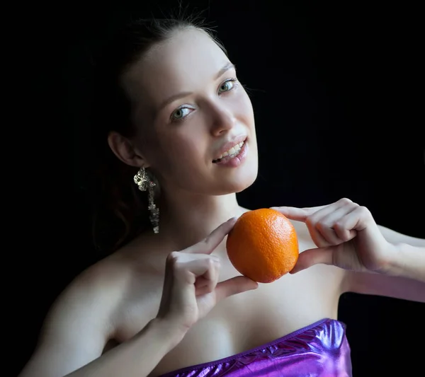 Portret Pięknej Seksownej Dziewczyny Czarnym Tle Pomarańczą — Zdjęcie stockowe