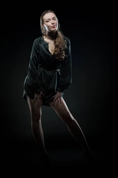 Красивая Сексуальная Брюнетка Позирует Черном Фоне Вечернем Платье — стоковое фото