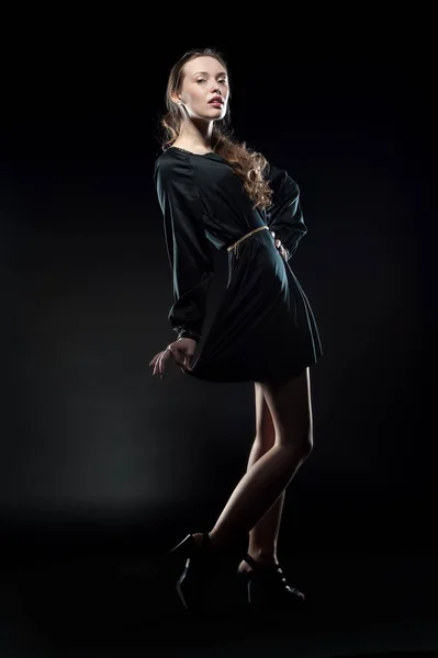 Όμορφη Σέξι Μελαχρινή Κοπέλα Ποζάρουν Μαύρο Φόντο Ένα Βραδινό Φόρεμα — Φωτογραφία Αρχείου
