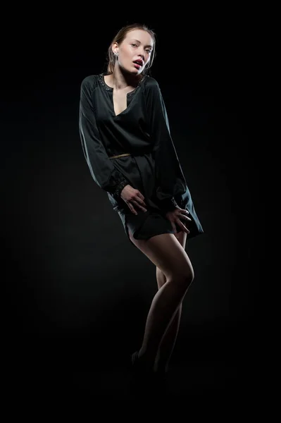 漂亮的性感黑发女孩穿着晚礼服在黑色背景上摆姿势 — 图库照片
