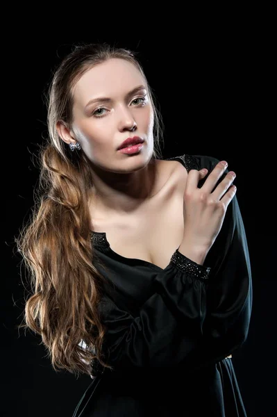 Belle Fille Brune Sexy Posant Sur Fond Noir Dans Une — Photo