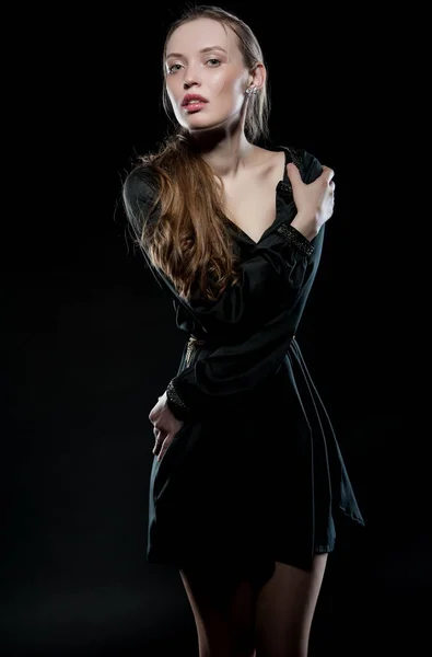 Όμορφη Σέξι Μελαχρινή Κοπέλα Ποζάρουν Μαύρο Φόντο Ένα Βραδινό Φόρεμα — Φωτογραφία Αρχείου