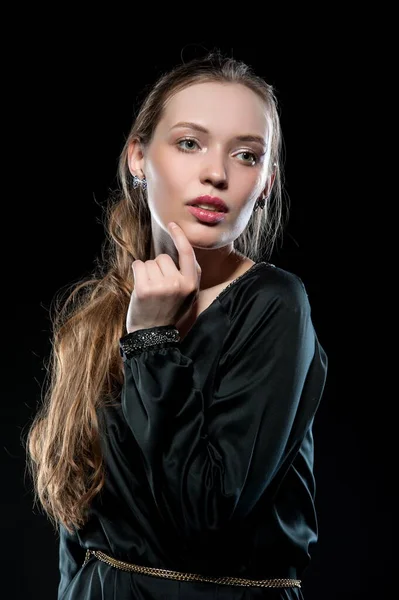 Schöne Sexy Brünette Mädchen Posiert Auf Einem Schwarzen Hintergrund Einem — Stockfoto