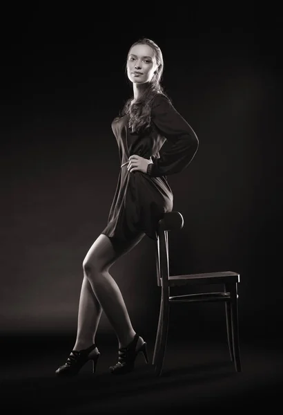 Schöne Sexy Brünette Mädchen Posiert Auf Einem Schwarzen Hintergrund Einem — Stockfoto