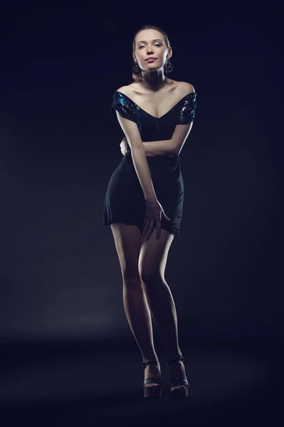 Hermosa Chica Morena Sexy Posando Sobre Fondo Negro Vestido Noche — Foto de Stock