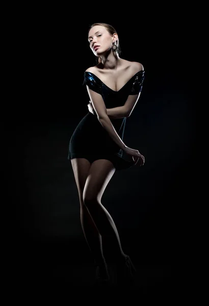 漂亮的性感黑发女孩穿着晚礼服在黑色背景上摆姿势 — 图库照片